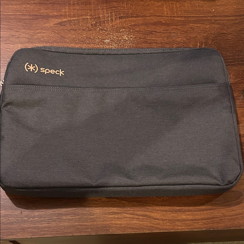 Speck laptop case- NWOT